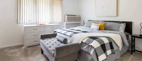 1 habitación, tabla de planchar con plancha, wifi gratis y ropa de cama