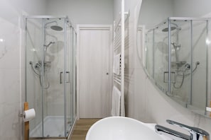 Dusche, Haartrockner, Bidet, Handtücher