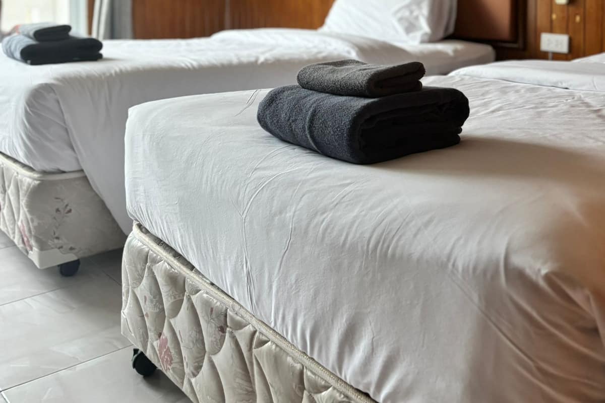 Standaard kamer, 2 eenpersoonsbedden, balkon | 1 slaapkamer, luxe beddengoed, donzen dekbedden, Select Comfort-bedden
