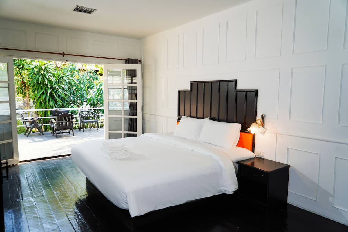 Deluxe kamer, 1 kingsize bed, balkon | 1 slaapkamer, luxe beddengoed, donzen dekbedden, Select Comfort-bedden