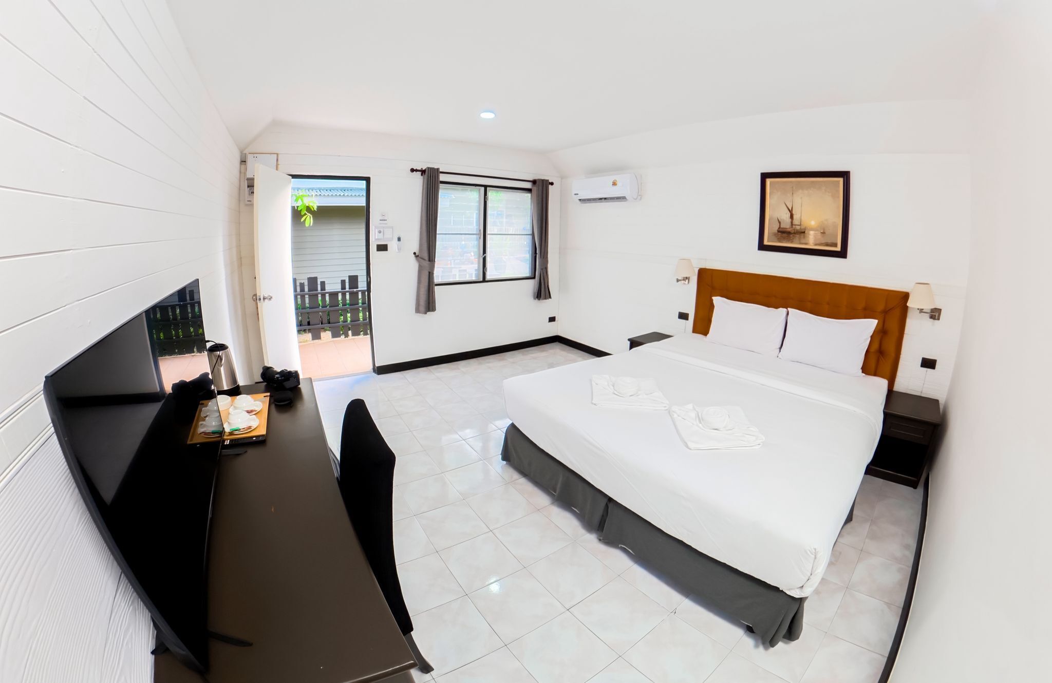 Quarto com design assinado, 1 cama King, sacada | Roupas de cama premium, edredons de pluma, camas Select Comfort