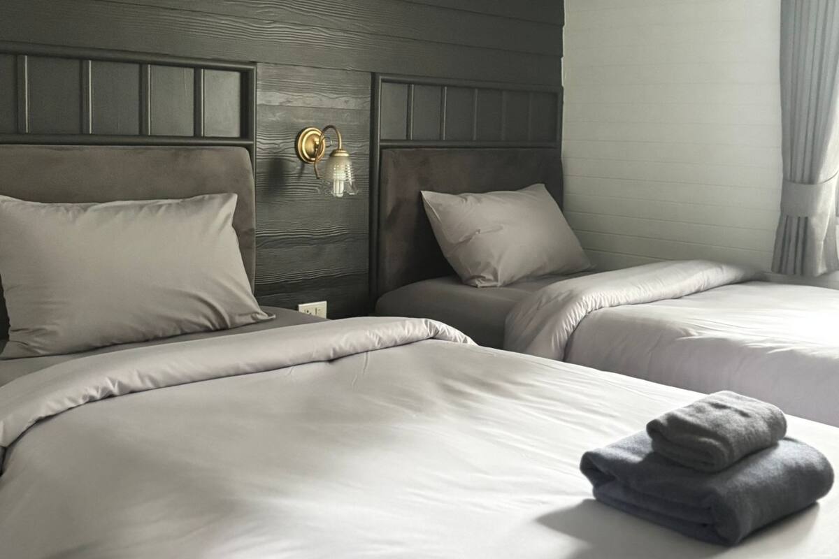 ห้องดีลักซ์, เตียงใหญ่ 2 เตียง, ระเบียง | เครื่องนอนระดับพรีเมียม, ผ้านวมขนเป็ด, เตียง Select Comfort