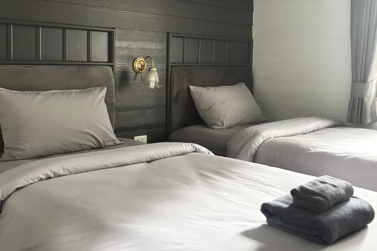 Deluxe kamer, 2 tweepersoonsbedden, balkon | 1 slaapkamer, luxe beddengoed, donzen dekbedden, Select Comfort-bedden