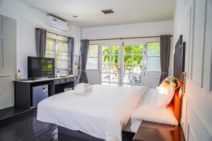 Deluxe Room, 1 King Bed, Balcony | Room amenity