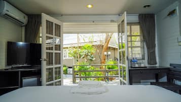 Deluxe Room, 1 King Bed, Balcony | Room amenity