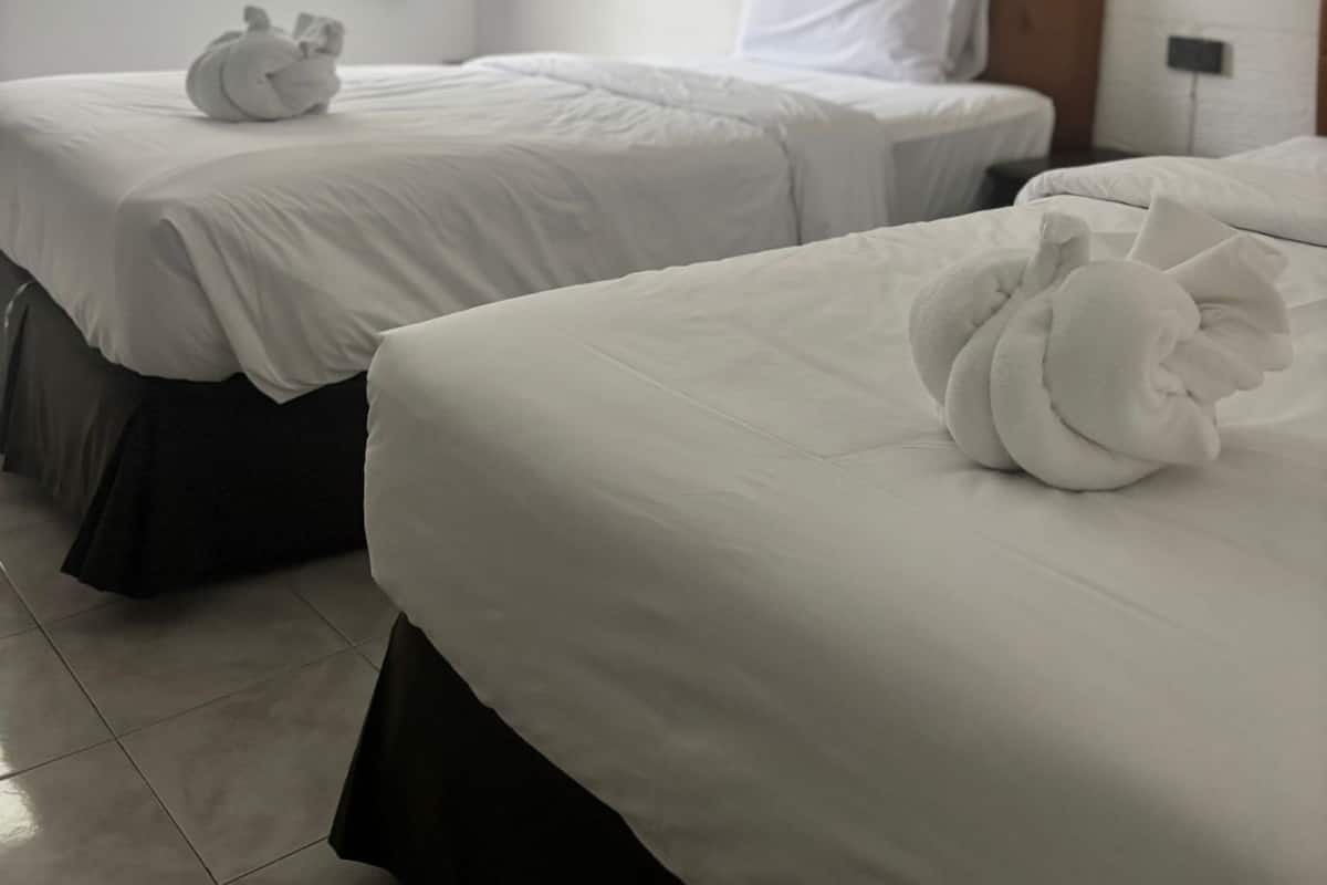 Signature kamer, 2 eenpersoonsbedden, balkon | 1 slaapkamer, luxe beddengoed, donzen dekbedden, Select Comfort-bedden