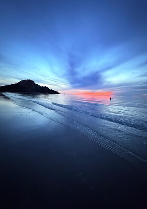 Beach nearby, white sand, free beach shuttle, beach towels