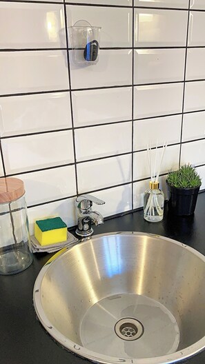 Apartment | Badezimmer | Dusche, Handtücher, Toilettenpapier