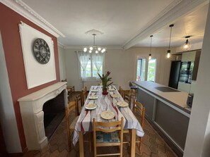 Dining - Spacieuse maison près des Châteaux de la Loire avec jardin clos, jeux pour enfants et visites de vignobles (Cheverny)