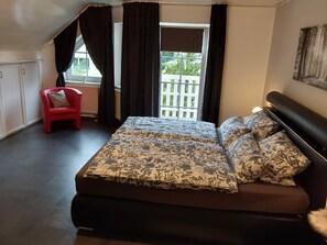 2 bedrooms, desk, iron/ironing board, travel cot - Holiday home Eifel National Park 160m2 (Schleiden)