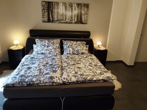 2 室のベッドルーム、デスク、アイロン / アイロン台、旅行用ベビーベッド