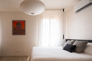 2 chambres, système d’insonorisation, fer et planche à repasser