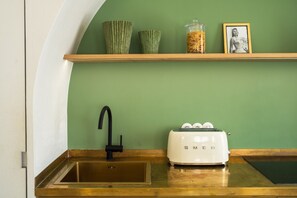 Kühlschrank, Ofen, Geschirrspüler, Wasserkocher