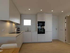 Frigorifero, microonde, piano cottura, macchina per tè/caffè