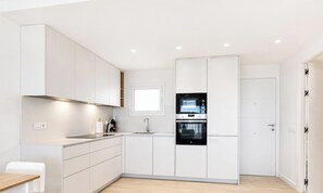 Frigorífico, microondas, placa de cocina y cafetera o tetera