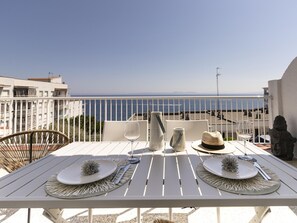 Outdoor dining - Apartamento renovado con vistas al mar, cerca del Camí de Ronda y con plaza de aparcamiento exterior (Edf Belleza Faro) (Roses)