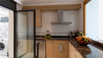 Micro-ondes, four, plaque de cuisson, lave-vaisselle