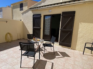 Outdoor dining - Charming Air-Conditioned Villa, Pool, Terrace, Near Beach, Parking, 6 People, Pet-Friendly (Port Leucate)