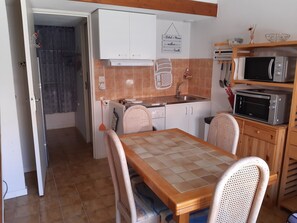 Fridge, microwave, stovetop, coffee/tea maker - Charming AC Villa by the Lagoon, 4 Guests, Terrace, Parking, Near Beach (Port Leucate)