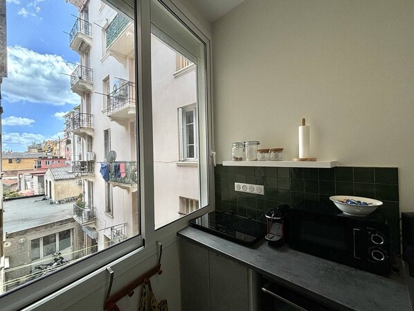 Fridge, dishwasher, coffee/tea maker