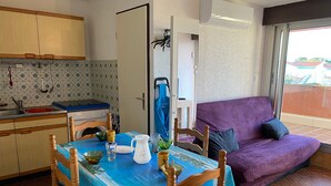 Interior - Charming T2 Cabin, 4 Guests, Near Beach, Terrace, Parking (Port Leucate)