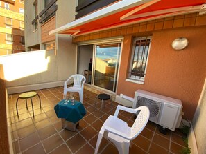 Outdoor dining - Charming T2 Cabin, 4 Guests, Near Beach, Terrace, Parking (Port Leucate)