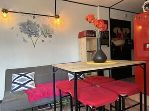 Interior - Cozy 1BR Apt with Balcony & Parking - 800m from Beach - Pet Friendly (Fleury-Saint-Pierre-la-Mer)