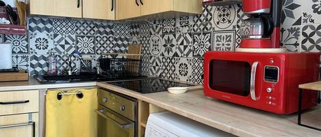 KĂŒhlschrank, Mikrowelle, Ofen, Herdplatte