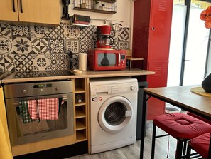 Fridge, microwave, oven, stovetop - Cozy 1BR Apt with Balcony & Parking - 800m from Beach - Pet Friendly (Fleury-Saint-Pierre-la-Mer)