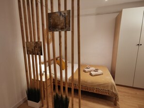 1 bedroom, iron/ironing board, free WiFi, bed sheets - Estudi ARQUS B (Barcelona)