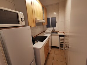 Fridge, microwave, stovetop, dishwasher - Estudi ARQUS B (Barcelona)