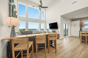 电视、DVD 播放器、影片库、立体声音响