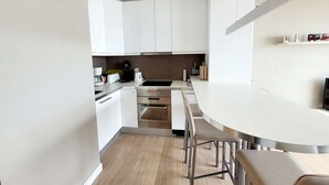 Wasserkocher mit Kaffee-/Teezubehör, Kühlschrank, Mikrowelle, Ofen