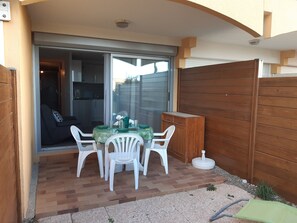 屋外ダイニングエリア