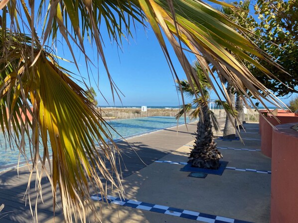 Property grounds - Charming T2 40m², Secured Parking, Near Beach (Port Leucate)