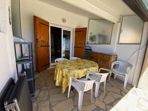 Outdoor dining - Villa T3 Mezzanine, 6 ppl, Beach Access, Parking, Pets Allowed (Port Leucate)