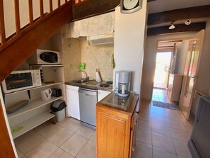 Køleskab, mikrobølgeovn, kogeplade, opvaskemaskine