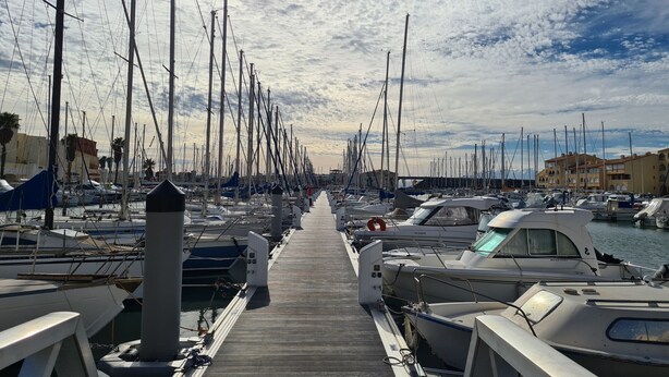 A marina with numerous boats docked along a wooden pier. - Charming Garden-Level T2, 4 Guests, Near Beach, Parking Included, Pet-Friendly (Port Leucate)