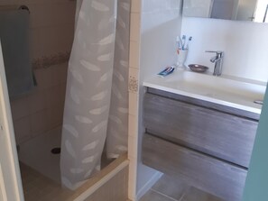 Hair dryer - Charming Garden-Level T2, 4 Guests, Near Beach, Parking Included, Pet-Friendly (Port Leucate)