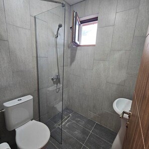 Comfort Room, Mountain View | Bathroom | Shower, hydromassage showerhead, hair dryer, slippers - Arabeska Family Winery & Apartments (Sopot)