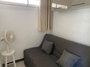 TV - Beachfront Studio with Pool, Terrace, Parking - Sleeps 4 (Port Leucate)