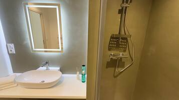 Suite de lujo, patio | Baño | Ducha, secador de pelo, toallas y jabón