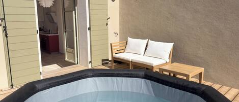 Dúplex de lujo, balcón | Tina de hidromasaje privada