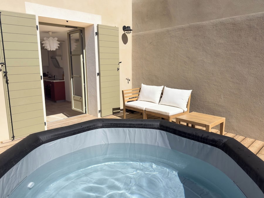 Le Duplex Rouge, avec terrasse et spa | Bain à remous privé