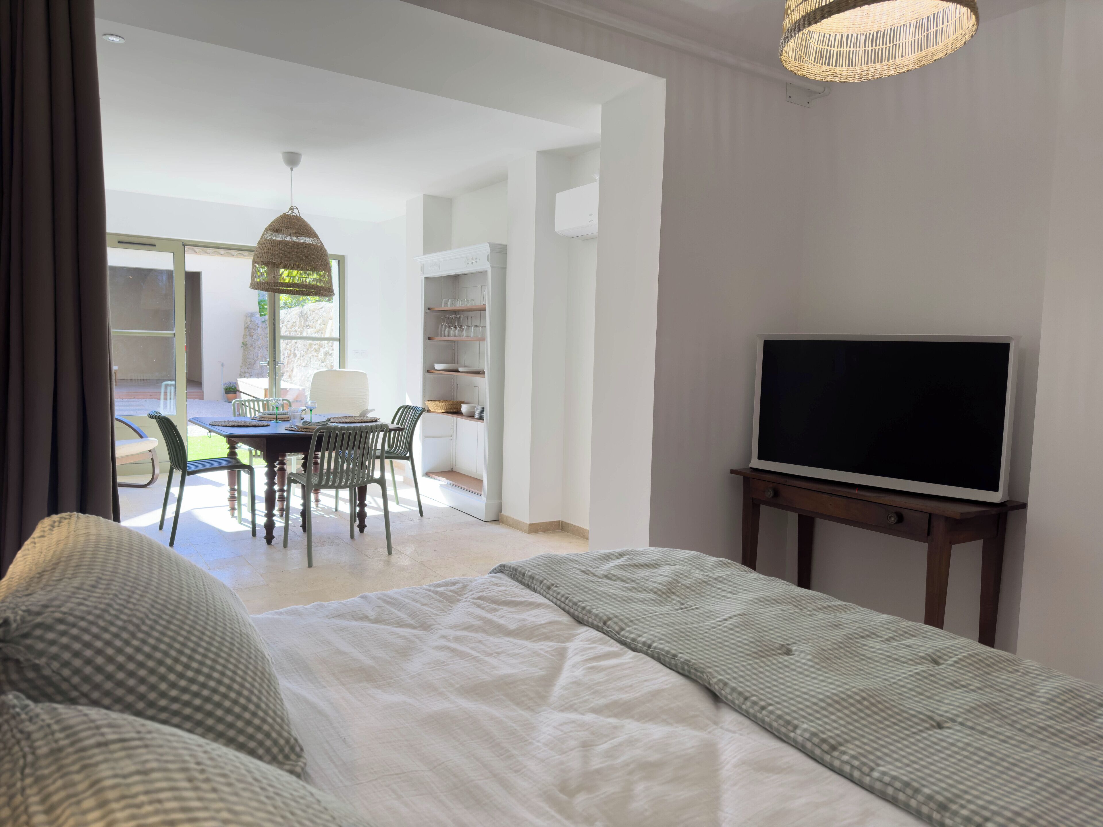 The green Suite, with private garden | Premium bedding, individually decorated, individually furnished