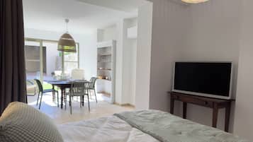 The green Suite, with private garden | Premium bedding, individually decorated, individually furnished