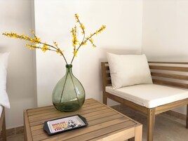 奢华复式, 阳台 | 起居区 | 43-英寸纯平电视（配备数码频道）、电视、办公室