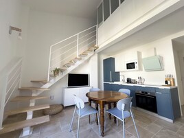 奢华复式 | 起居区 | 43-英寸纯平电视（配备数码频道）、电视、办公室