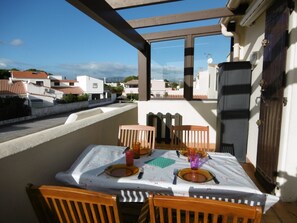 Outdoor dining - Stylish T2 Apartment, 4 Guests, Close to Beach, Safe Parking, Pet-Friendly (Port Leucate)