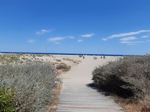 På stranden
